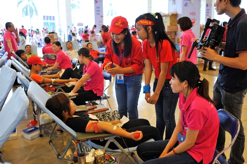 Các bạn tình nguyện viên của chương trình nhiệt tình thăm hỏi, động viên và bày tỏ lòng cảm ơn tới các bạn trẻ tham gia hiến máu tại chương trình